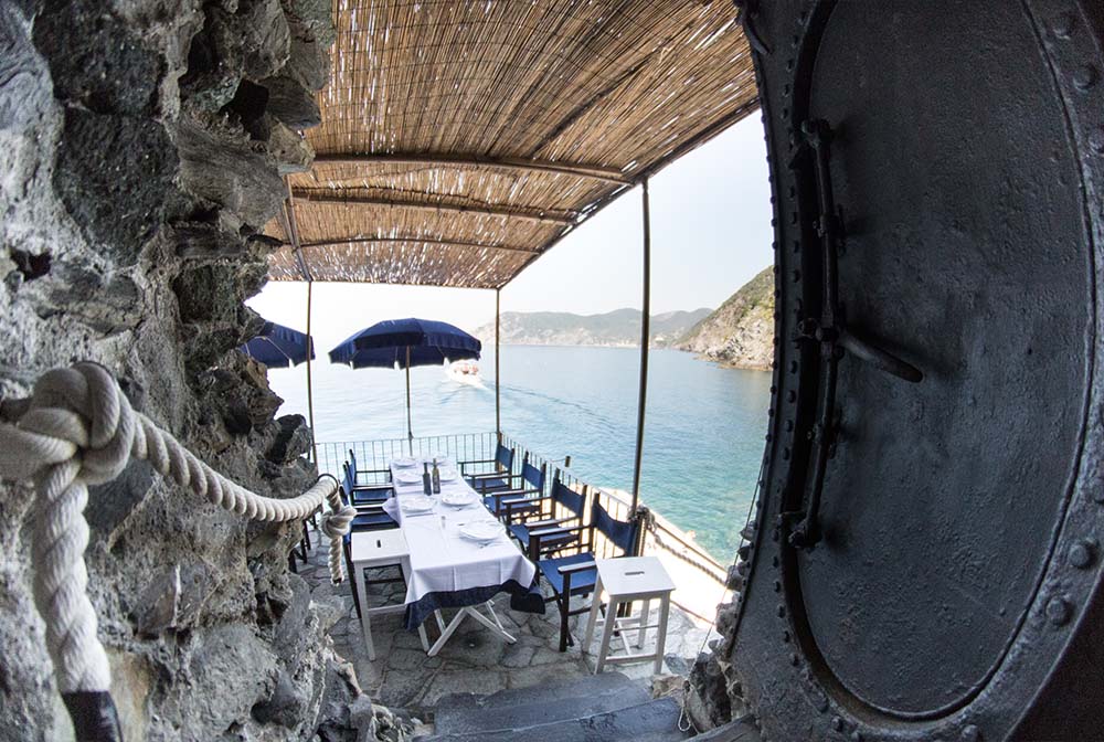 affaccio sulla terrazza a picco sul mare dall'interno del ristorante belforte vernazza