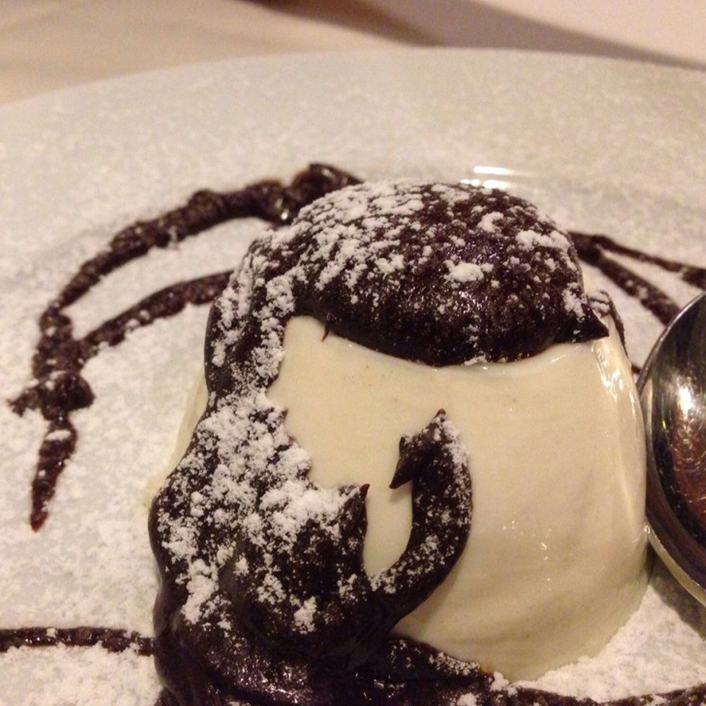 Una deliziosa panna cotta al cioccolato servito al ristorante Belforte a Vernazza