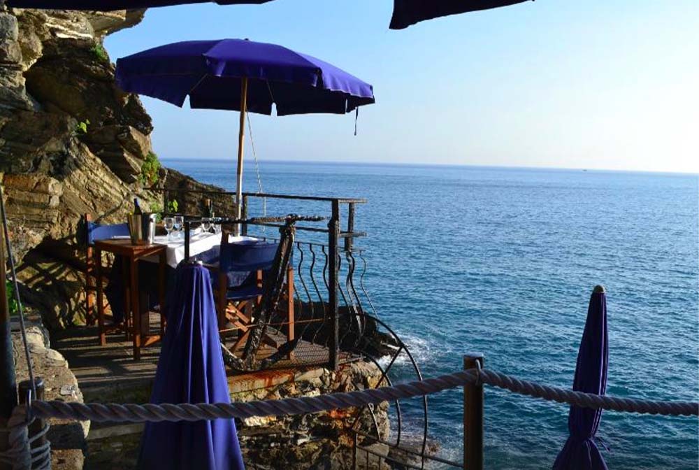 tavolo dell'amore su terrazza con affaccio sul mare per godersi una cena o un pranzo a base di pesce