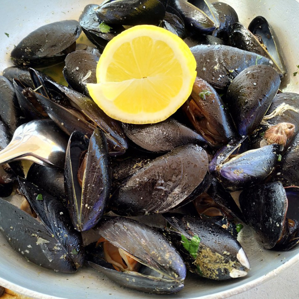 un piatto di cozze con limone al ristorante Belforte a Vernazza