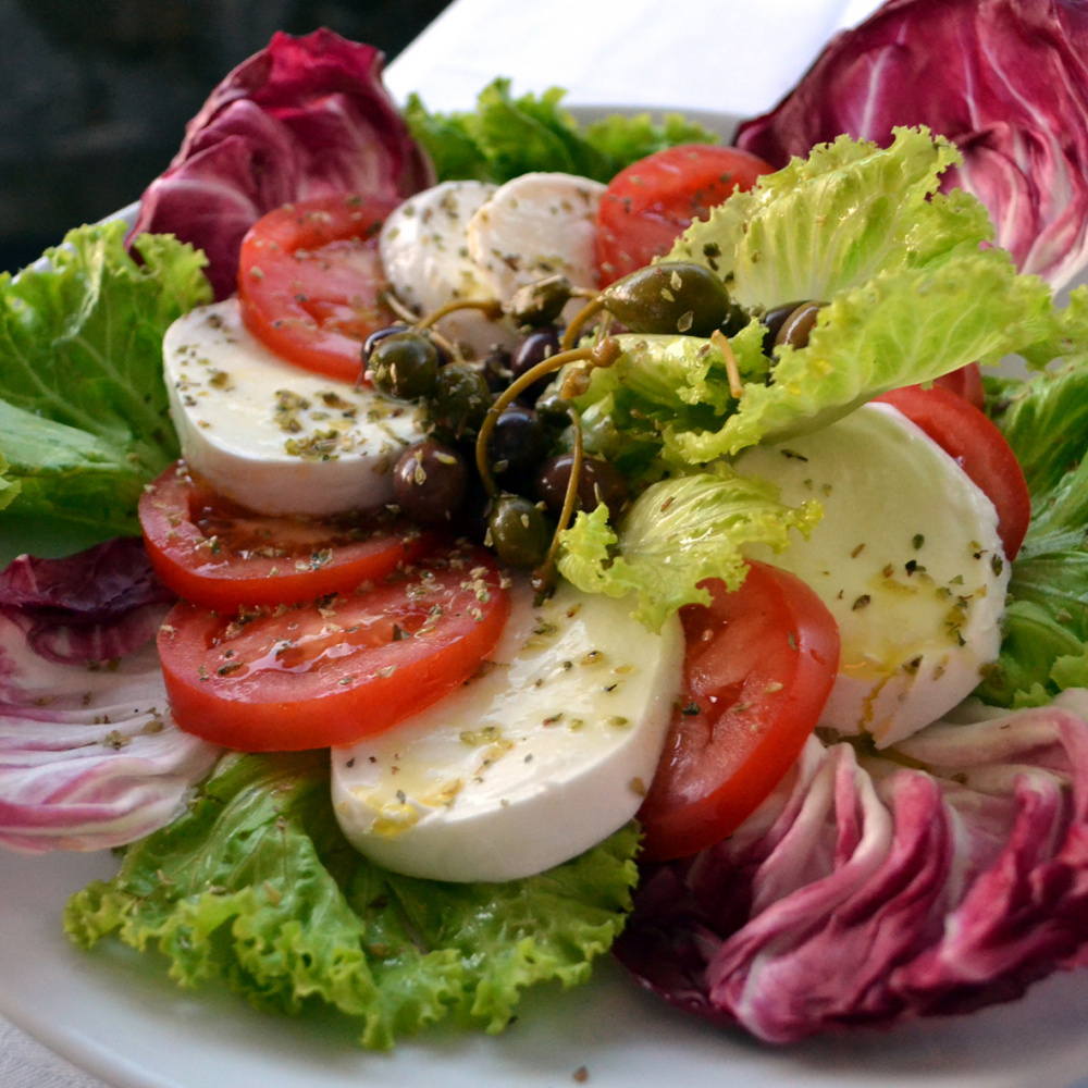 Un bellissimo piatto insalata pomodori e mozzarella al ristorante belforte a vernazza